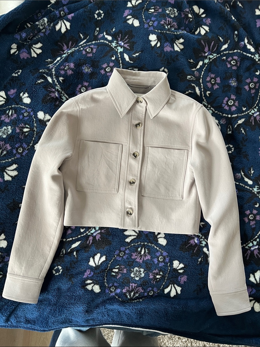 Aritzia ‘Wilfred’ Little Cropped Jacket. Light grey/tan. Size XS.
